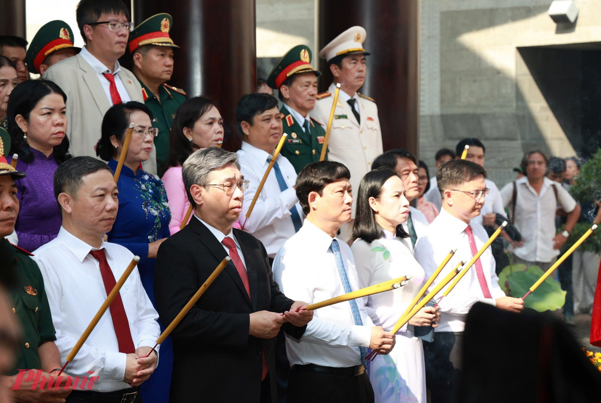 Lãnh đạo TPHCM thành kính dâng hương tưởng nhớ công lao dựng nước của các Vua Hùng - Ảnh: Thanh Tâm