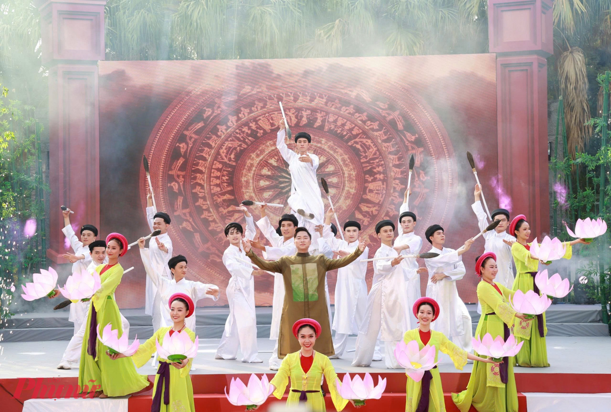 Chương trình văn nghệ tái hiện lịch sử dựng nước và giữ nước hào hùng của dân tộc - Ảnh: Thanh Tâm