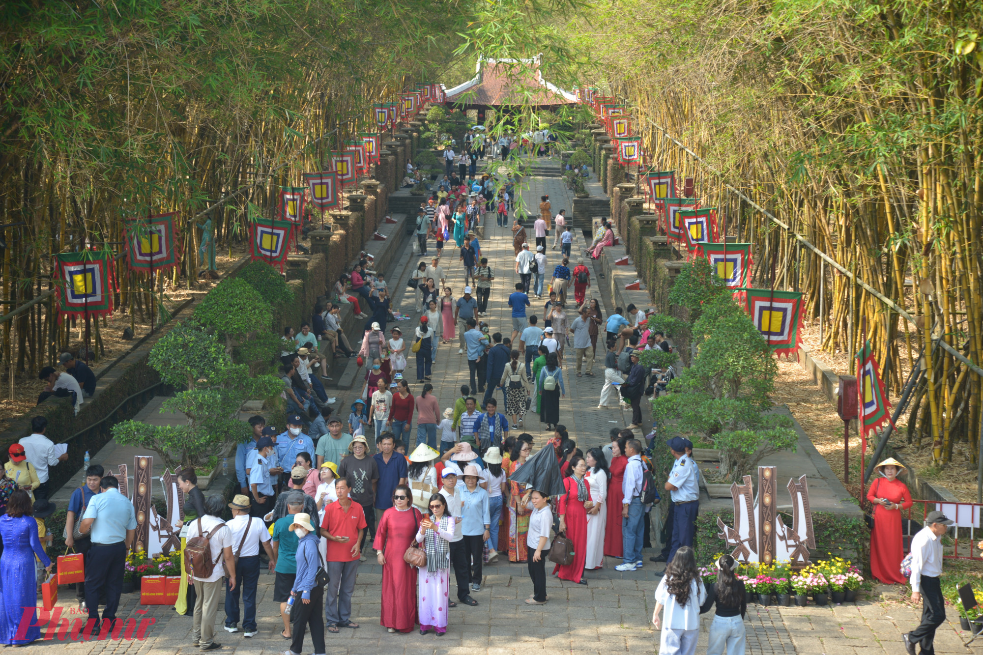 Dòng người đổ về dâng hương, tri ân các Vua Hùng - Ảnh: Thanh Tâm