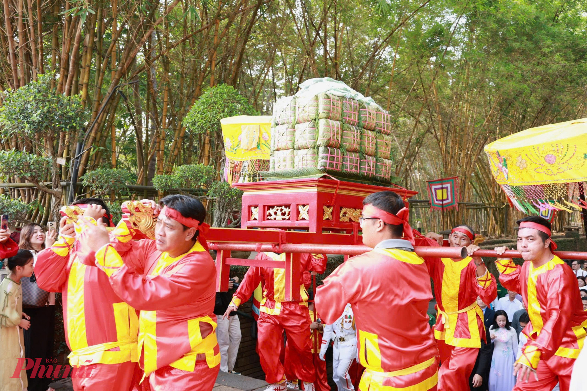 Dâng bánh chưng bánh dày là nghi thức không thể thiếu tại Lễ Giỗ tổ Hùng vương - Ảnh: Thanh Tâm