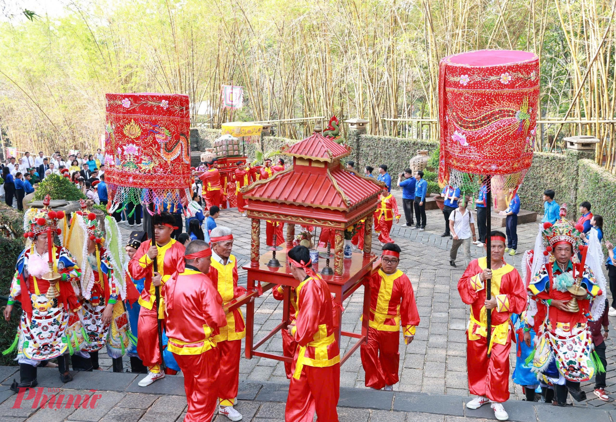 Đoàn rước lễ tiến về Đền tưởng niệm các Vua Hùng - Ảnh: Thanh Tâm