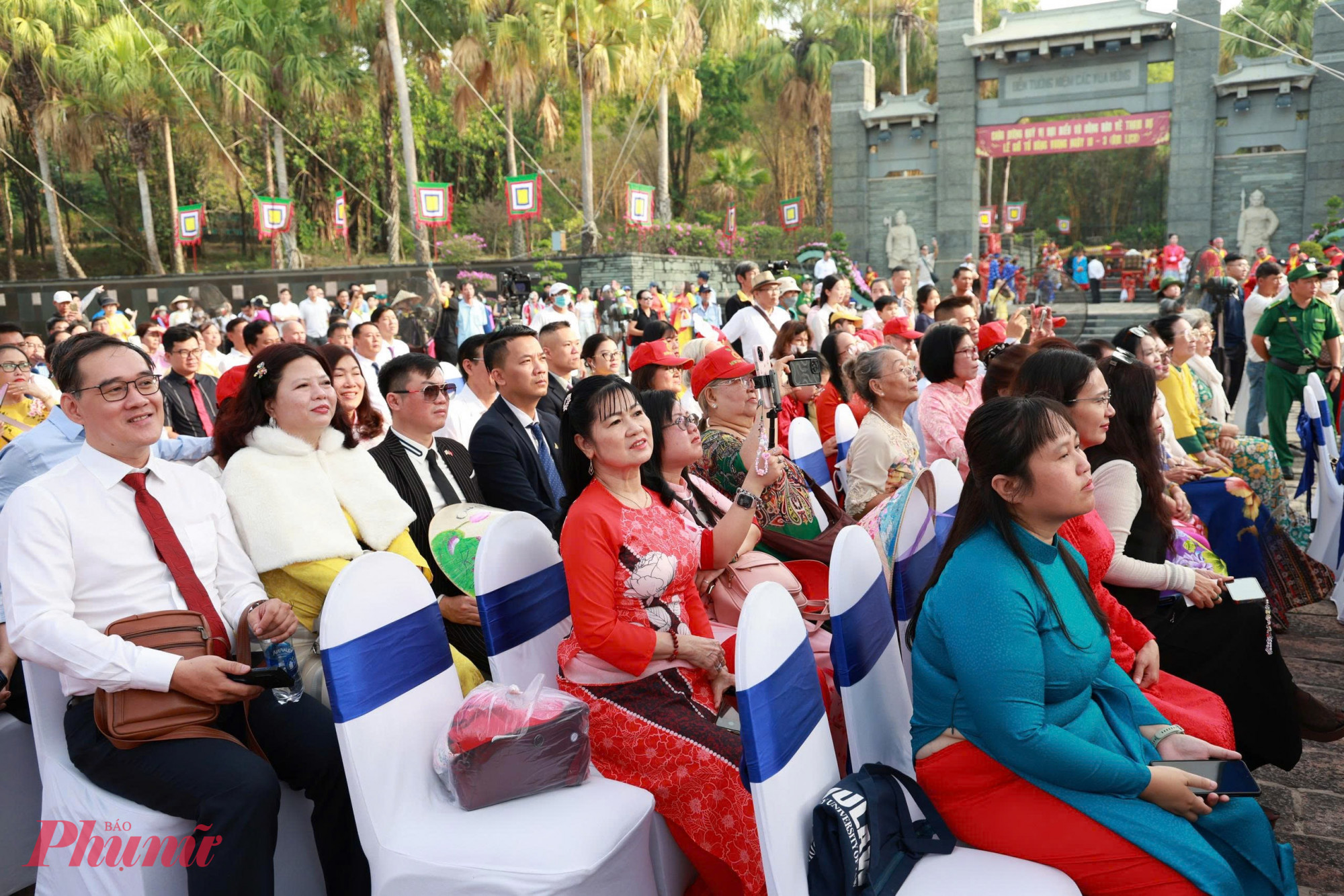 Các đại biểu lắng nghe diễn văn ôn lại truyền thống dựng nước và giữ nước của dân tộc - Ảnh: Thanh Tâm