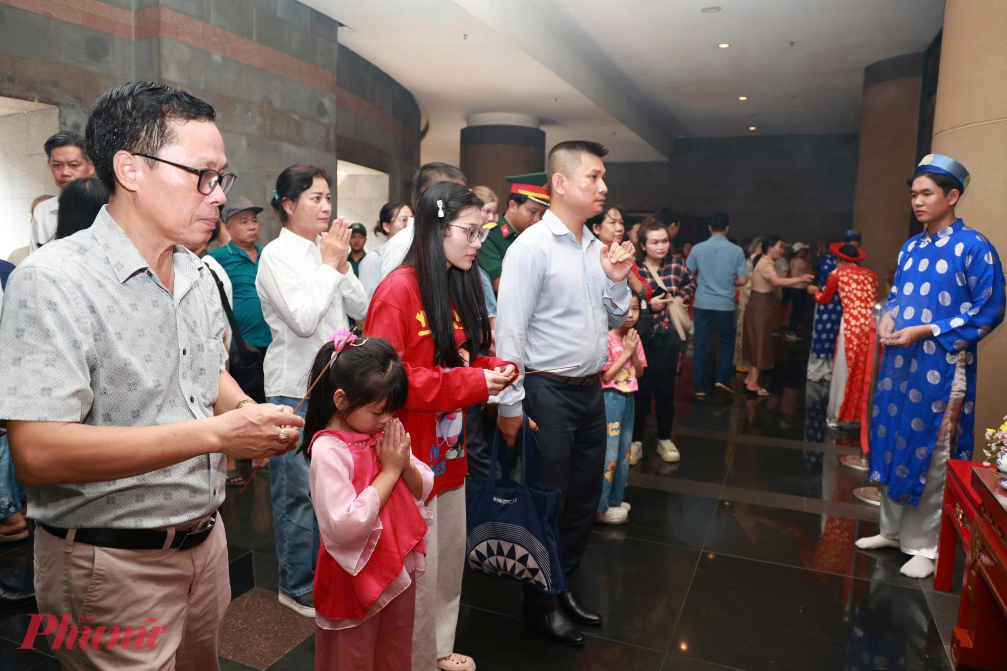 Người dân thành kính dâng hương, thể hiện lòng biết ơn sâu sắc đối với các bậc tiền nhân - Ảnh: Thanh Tâm