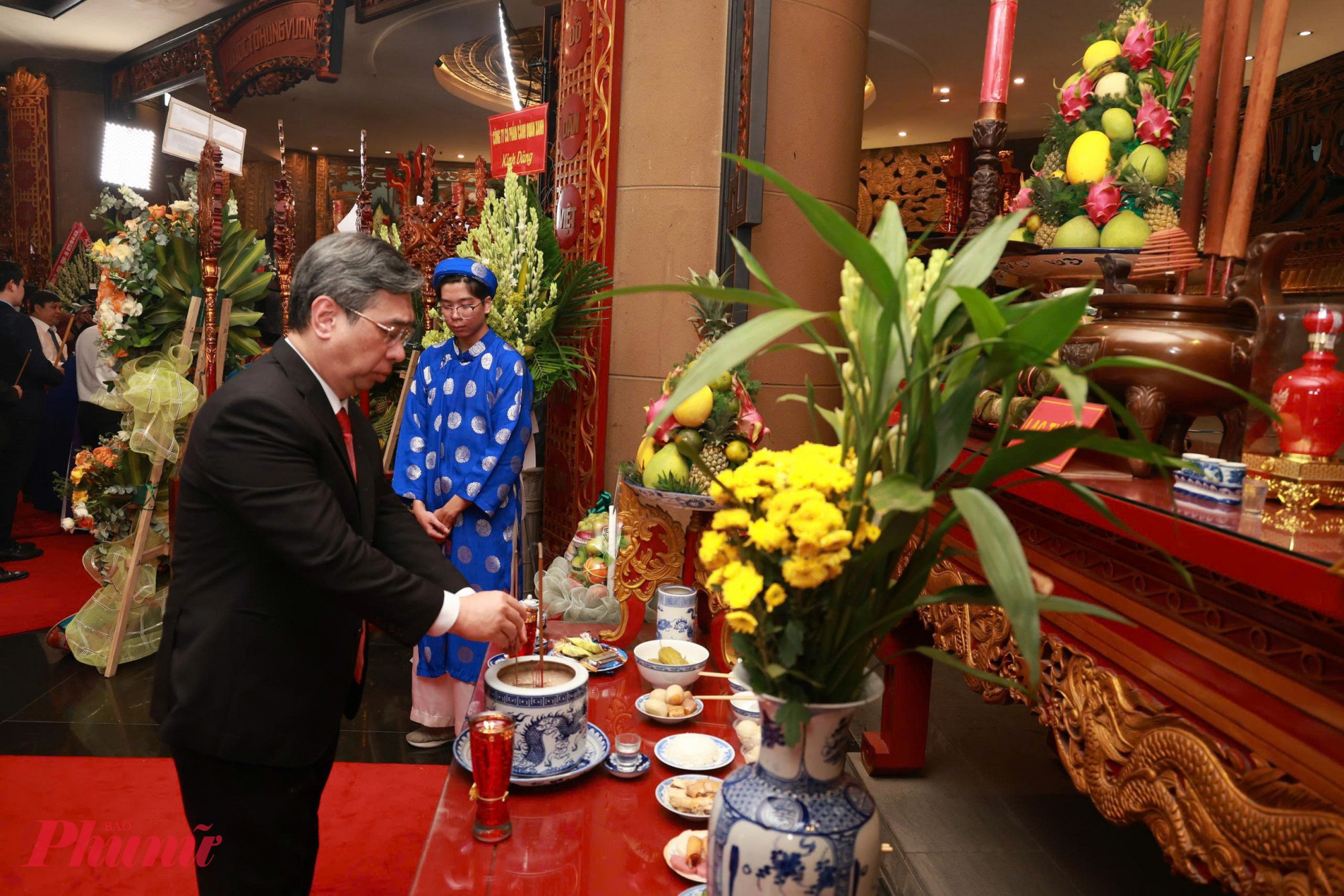 Ông Nguyễn Phước Lộc – Ủy viên Trung ương Đảng Phó bí thư Thành uỷ, Chủ tịch Ủy ban MTTQVN TPHCM  dâng hương tưởng nhớ các Vua Hùng - Ảnh: Thanh Tâm