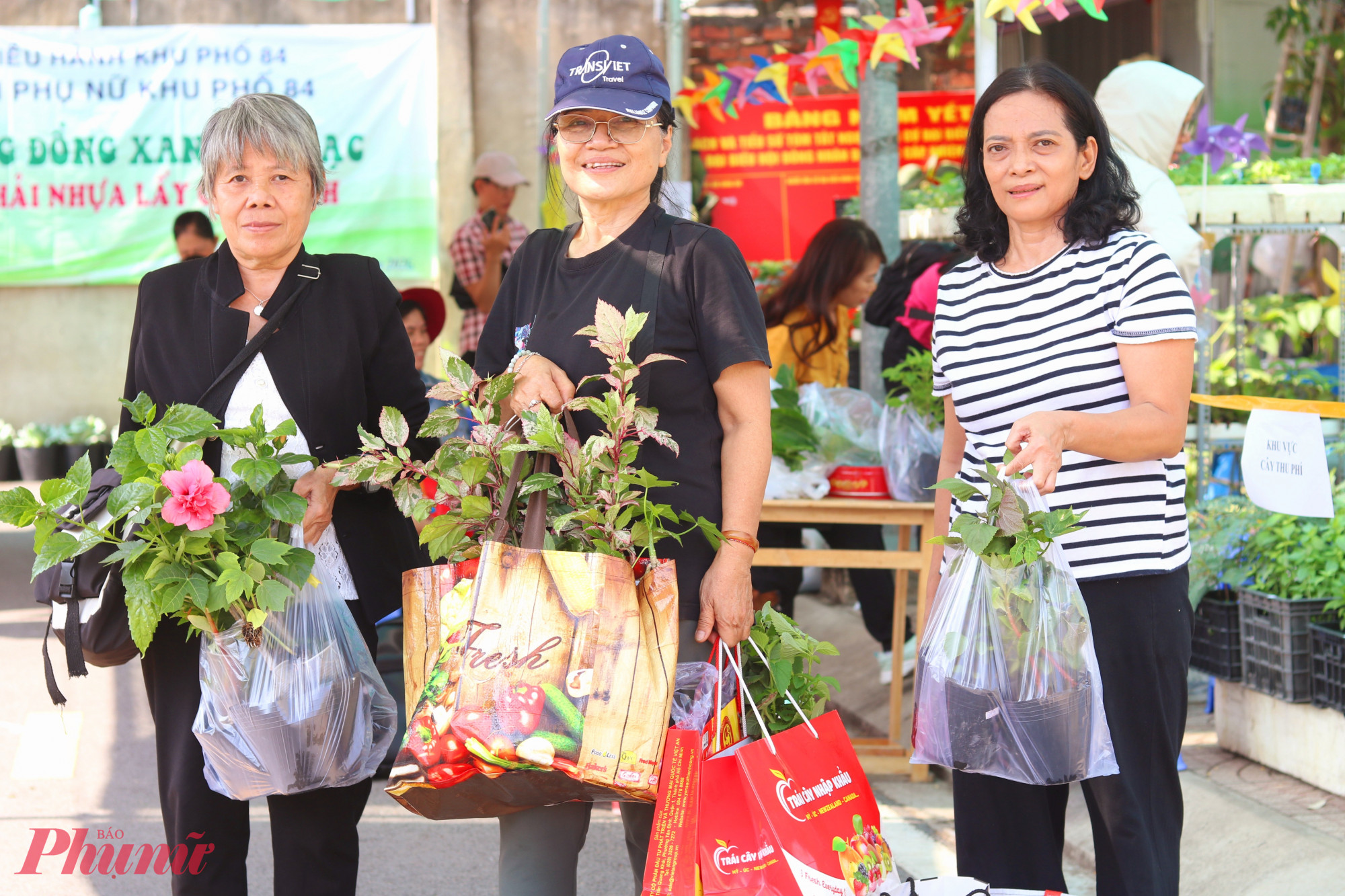 Ra về với những túi cây con xanh mướt trên tay, 3 người bạn, Yến Oanh (bìa phải) Tuyêt Lê (giữa) và Đặng Thị Hà hẹn lần tới khi vườn có chương trình sẽ lại gặp nhau tại đây - Ảnh: Thảo Nguyên