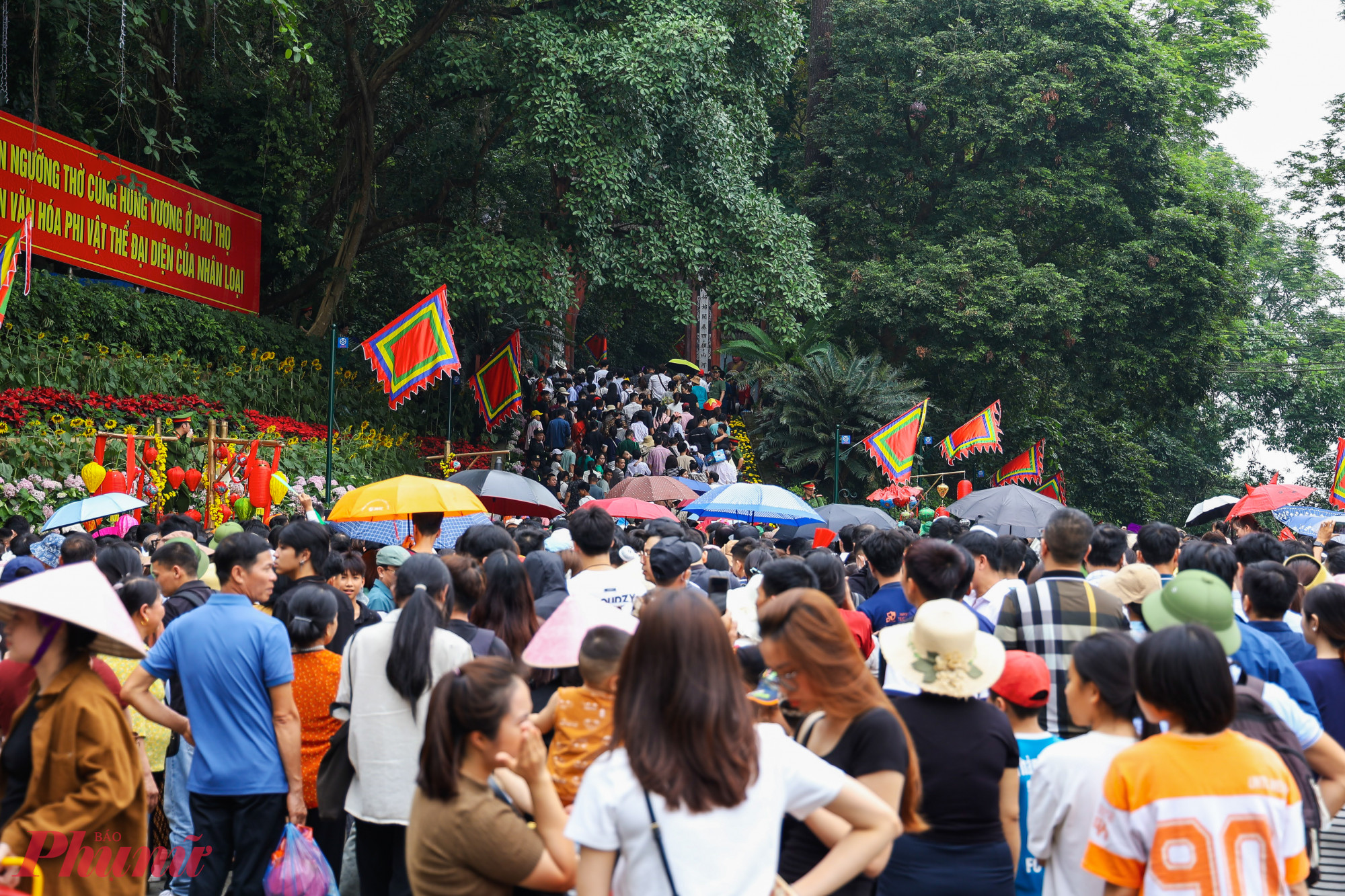 Năm nay, dịp Giỗ Tổ Hùng Vương 2026 trùng vào ngày nghỉ cuối tuần (10/3 âm lịch rơi vào Chủ nhật), nên lượng người đổ về dự lễ tăng mạnh so với ngày thường. Không chỉ là hoạt động tín ngưỡng, đây còn là dịp để người dân cả nước hướng về cội nguồn, thể hiện đạo lý “uống nước nhớ nguồn”.