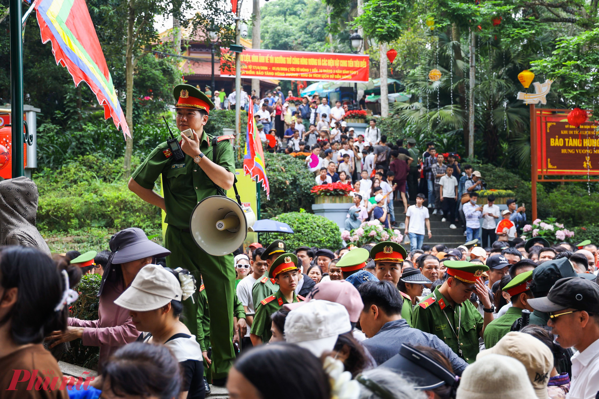 8g30, lực lượng chức năng bắt đầu mở hàng rào. Người dân rồng rắn nối đuôi nhau di chuyển lên núi Nghĩa Lĩnh.