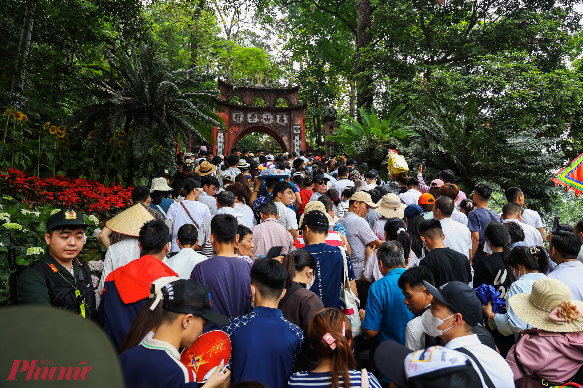 Dòng người nối dài không dứt, di chuyển chậm qua các bậc đá dẫn lên khu vực hành lễ. 