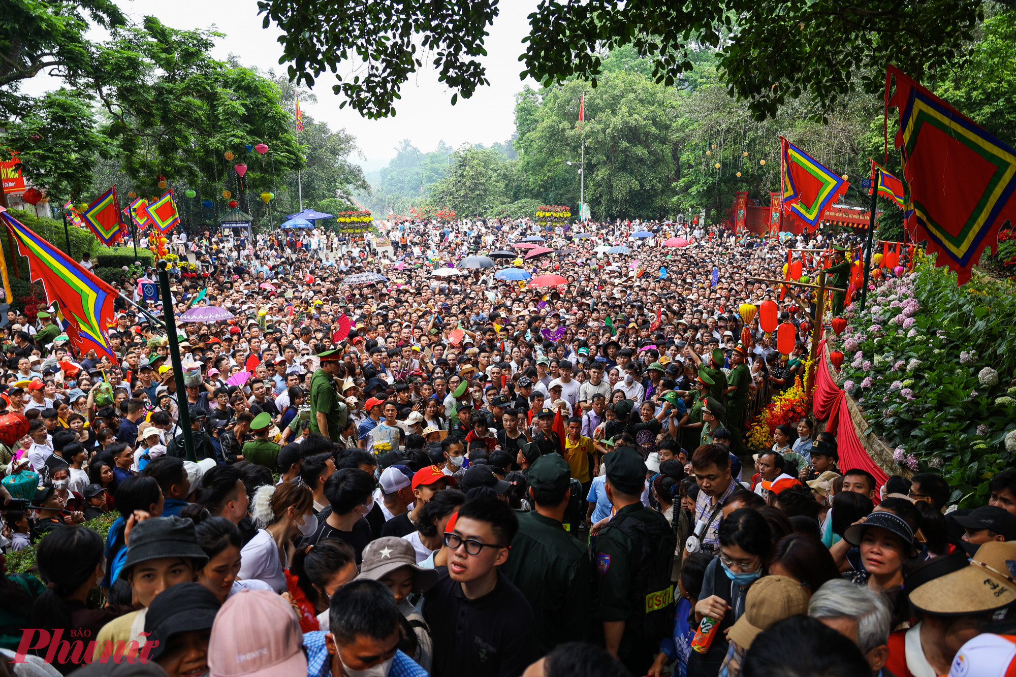 Ngay sau khi đoàn đại biểu Đảng, Nhà nước hoàn tất nghi lễ dâng hương tưởng niệm các Vua Hùng tại đền Thượng, dòng người phía dưới lập tức dâng cao.