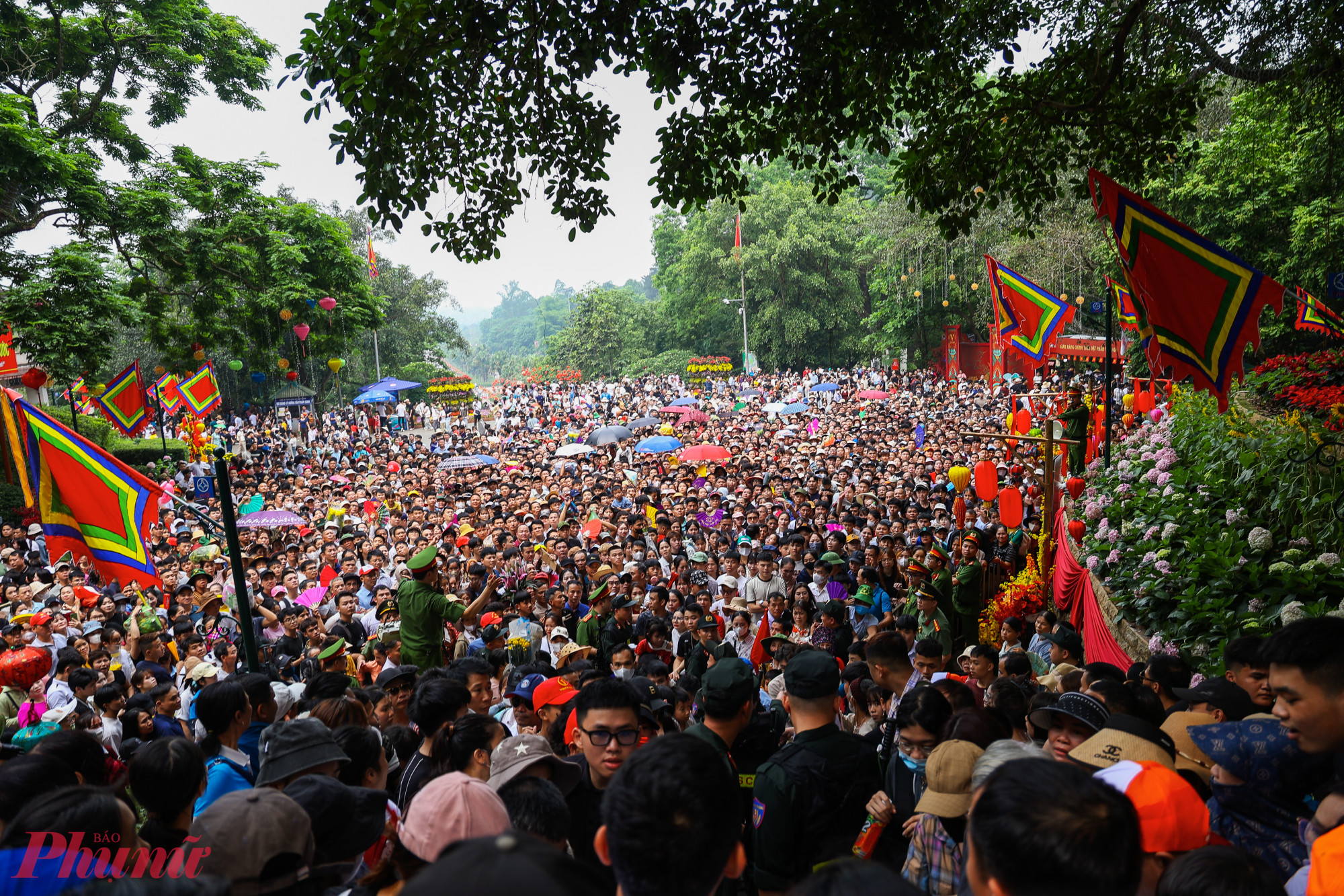 Theo thống kê của Ban tổ chức, từ đầu năm, Phú Thọ đón khoảng 4 triệu lượt khách. Riêng cao điểm từ đầu tháng 3 Âm lịch, mỗi ngày khu di tích đón khoảng 60.000 người.