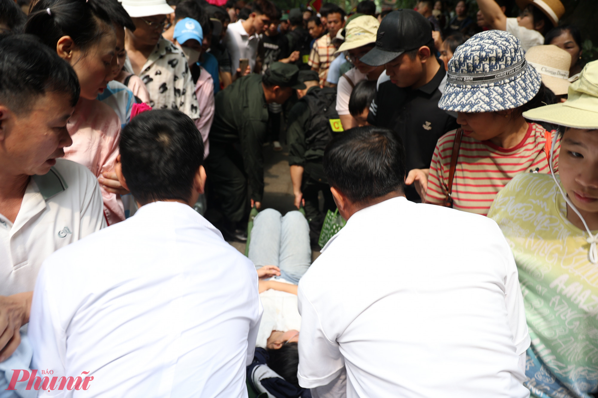 Nhiều người bị xô đẩy, ngã vào hàng rào, phải nhờ lực lượng y tế hỗ trợ.