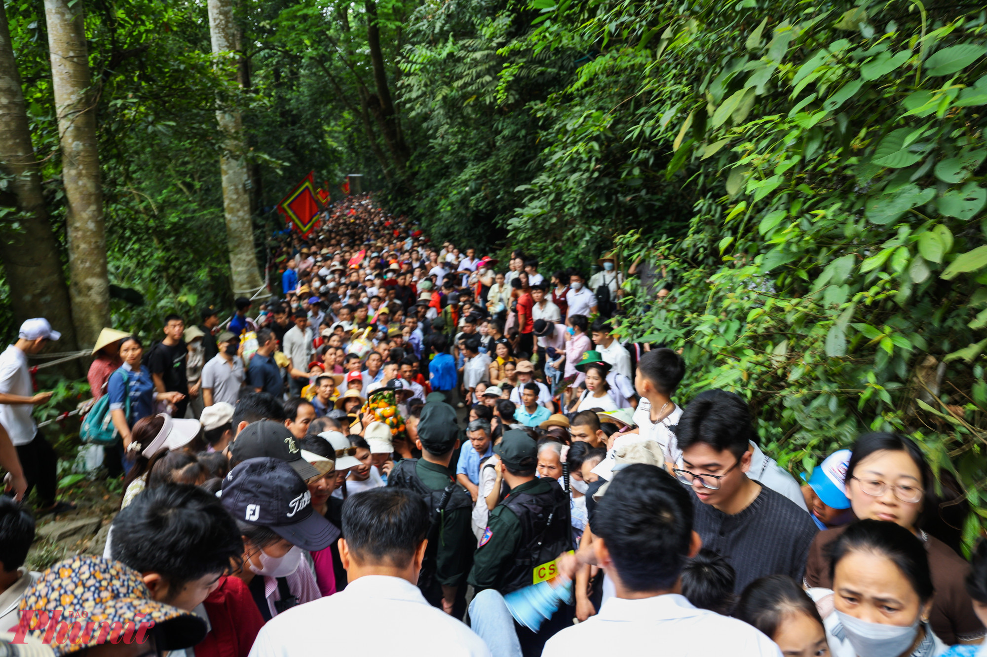 Tại đường lên đền, dòng người nhích từng bước, nhiều thời điểm phải đứng yên tại chỗ. 