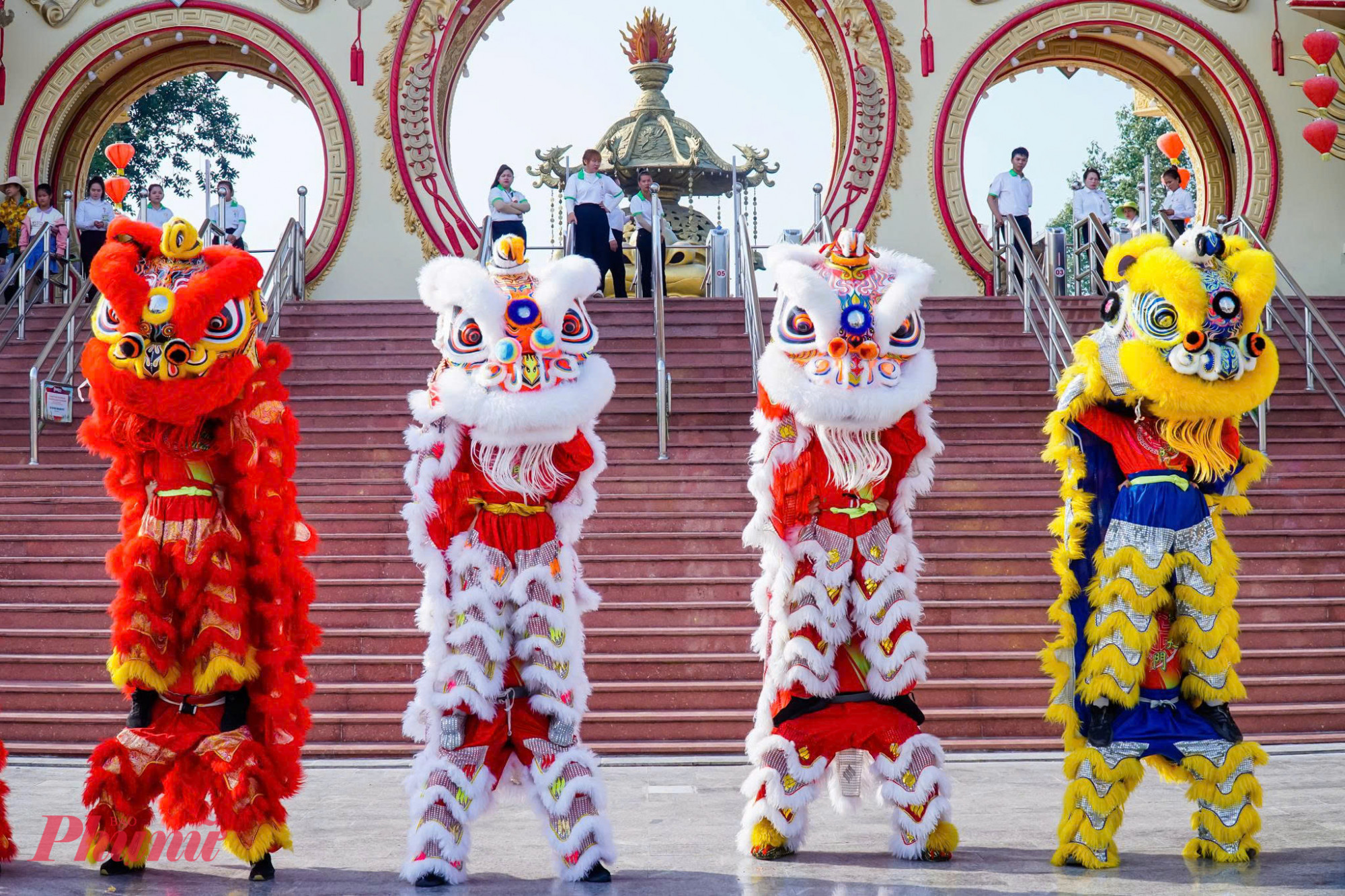 Bên cạnh phần Lễ, phần hội trong ngày Giỗ Tổ tại Suối Tiên cũng có nhiều chương trình biểu diễn nghệ thuật, múa lân sư rồng thu hút. 