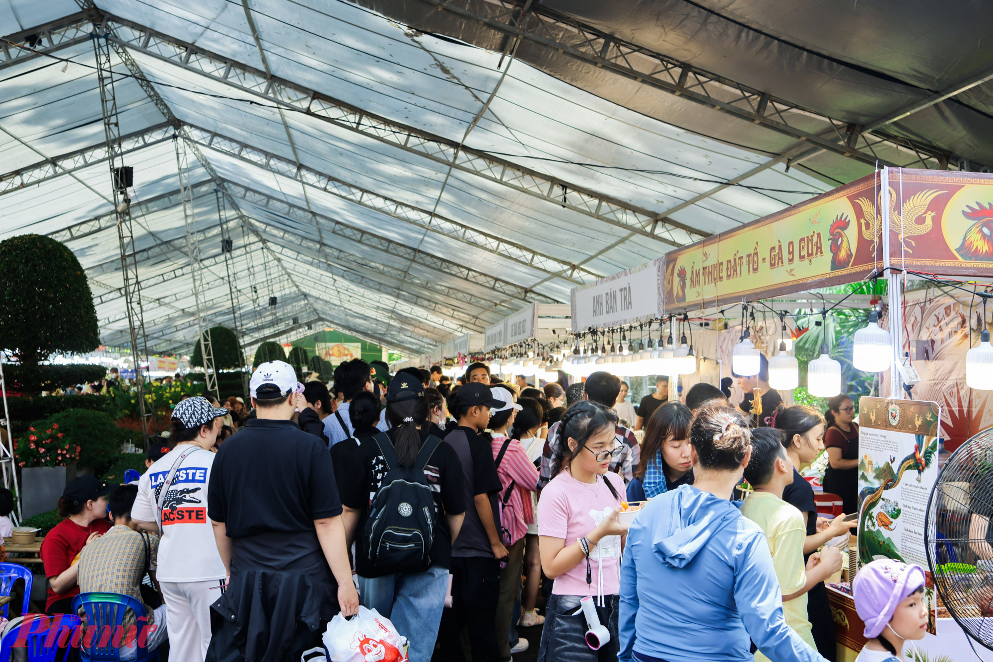 Khu vực kinh doanh ẩm thực trong lễ hội Sắc màu văn hoá đang diễn ra ở Thảo Cầm Viên gần như không có lối đi.