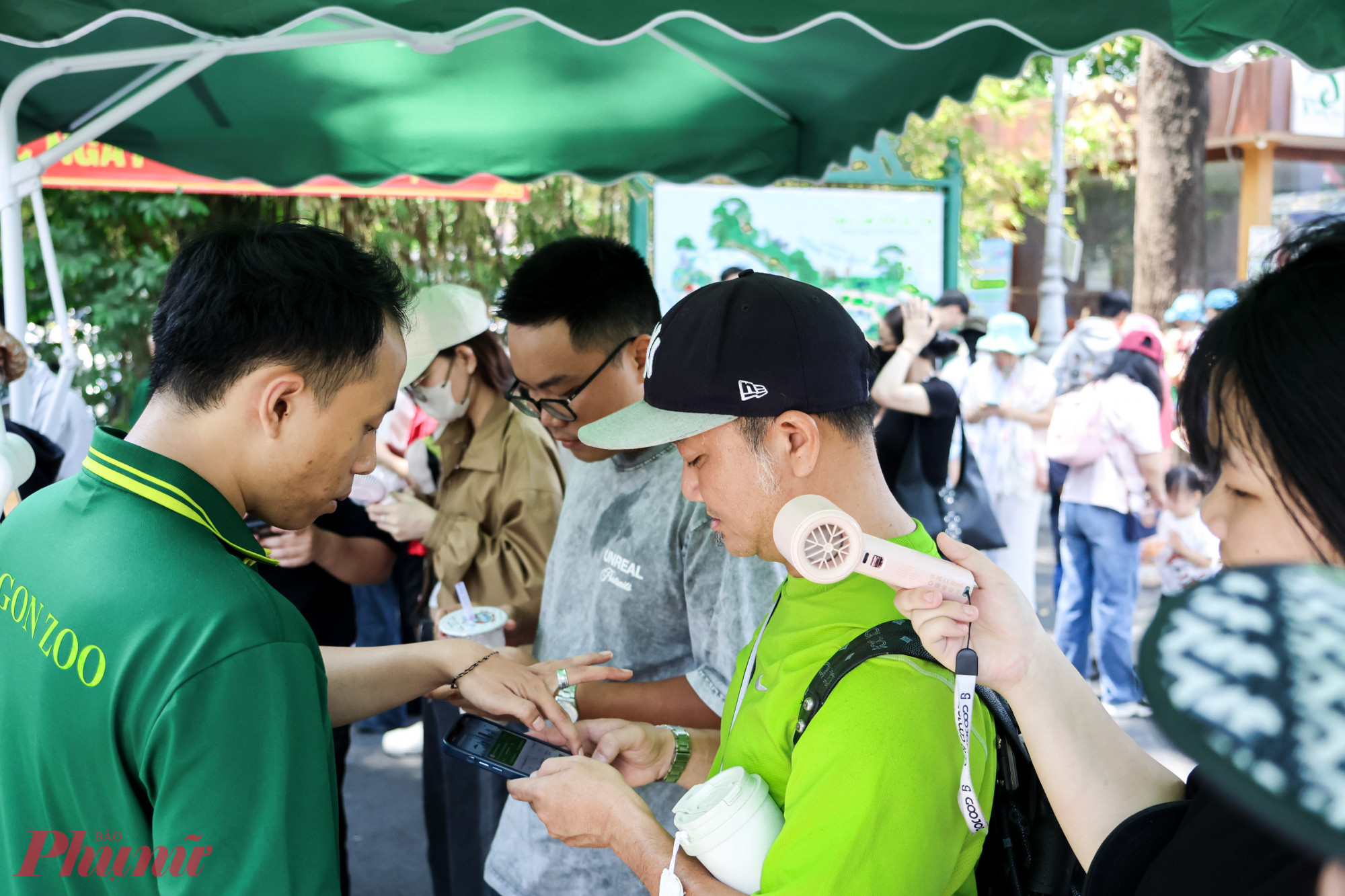 Khách check-in vào trong khu vườn thú sáng 26/4.