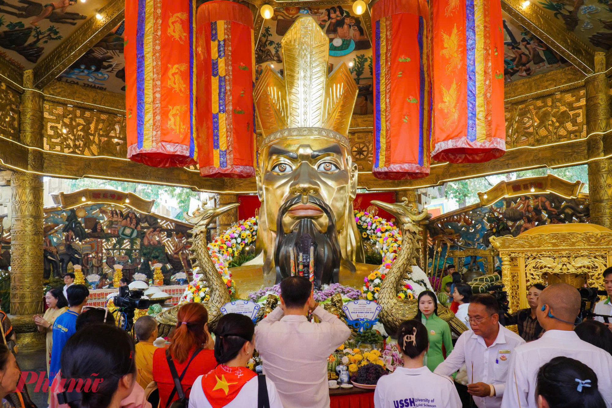 Người dân, du khách vào thấp hương nhận lộc là gạo vua Hùng trong KDL Văn hoá Suối Tiên.