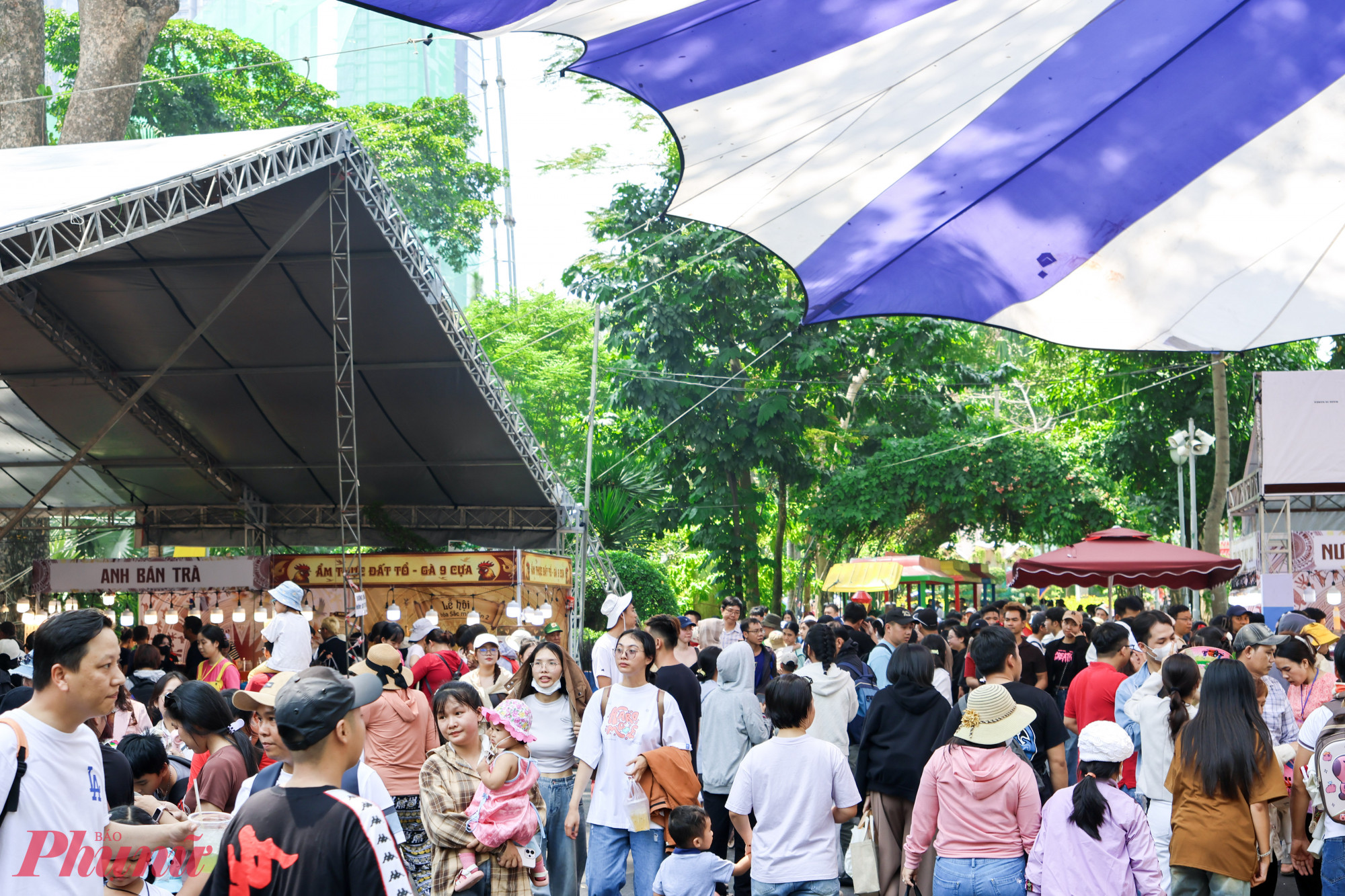 Thảo Cầm Viên Sài Gòn cũng ghi nhận lượng khách lớn đổ về, vài khung giờ gần như kín chỗ.