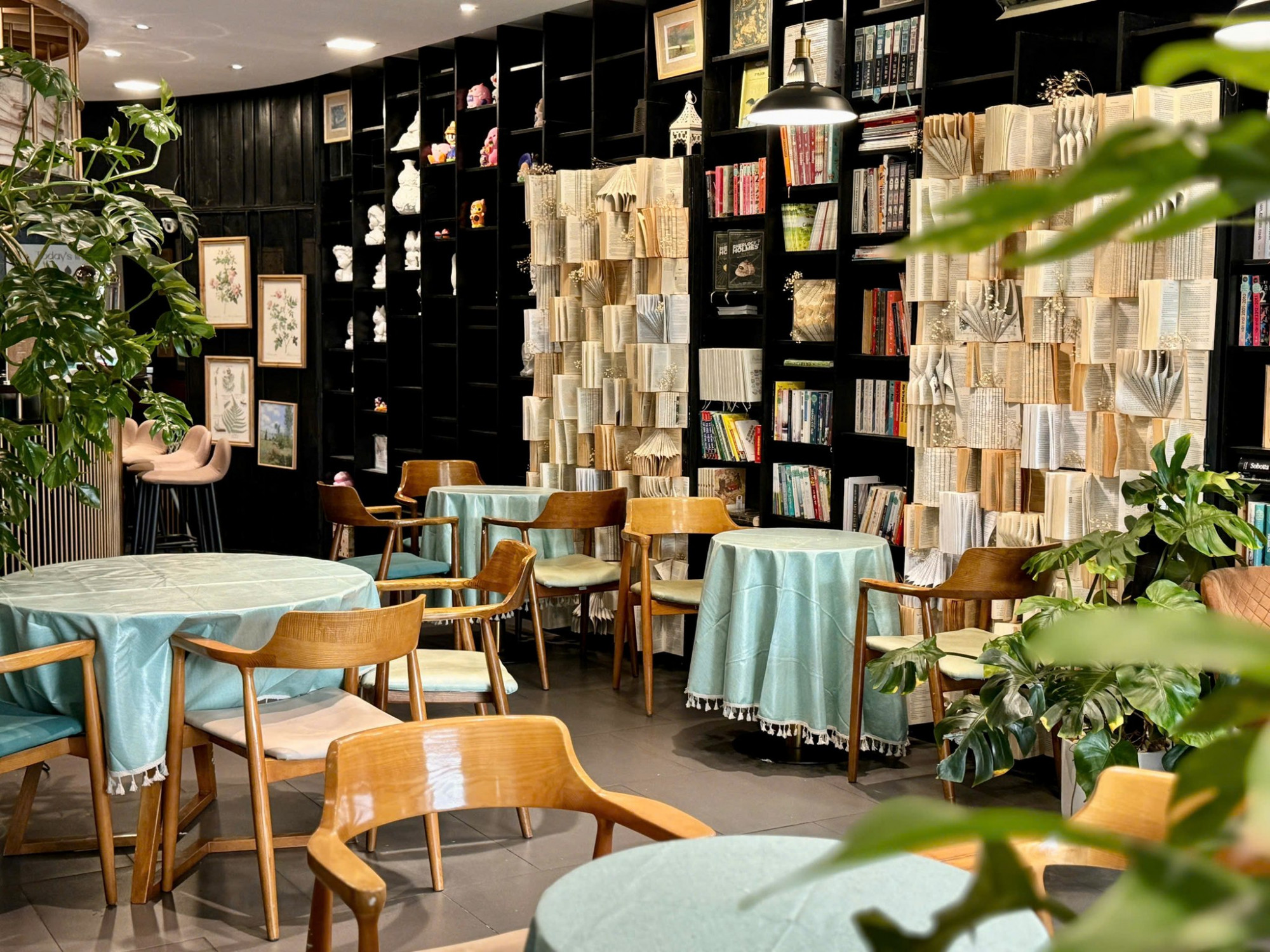 Nhà sách bố trí nhiều không gian đọc 