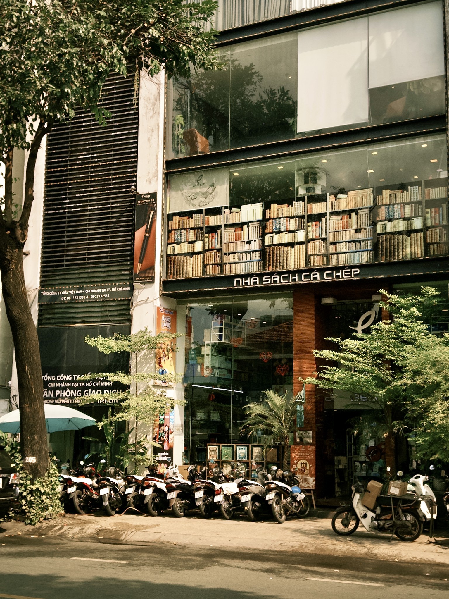 Nhà sách Cá Chép từng là không gian được nhiều bạn đọc lui tới vì không gian hiện đại, nhiều đầu sách, đa dạng sản phẩm 