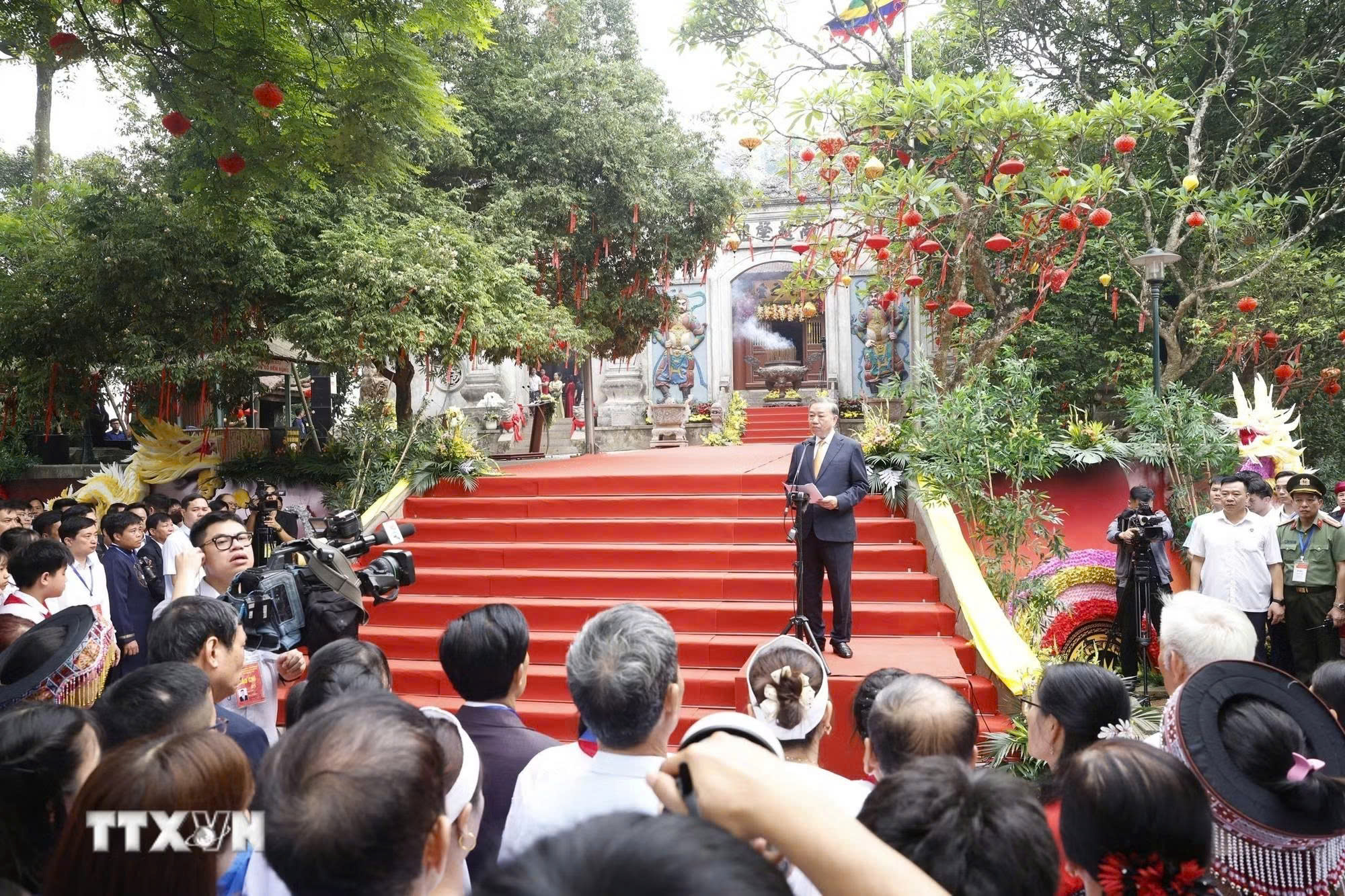 Tổng Bí thư, Chủ tịch nước Tô Lâm nói chuyện với các tầng lớp nhân dân tại Khu di tích lịch sử Quốc gia Đặc biệt Đền Hùng - Ảnh: TTXVN