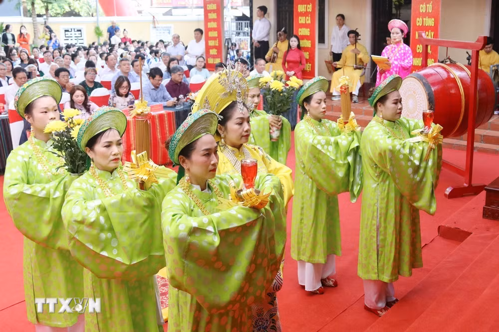 Đội Tế nữ quan thực hiện Lễ tế truyền thống. (Ảnh: Hoài Thu/TTXVN)