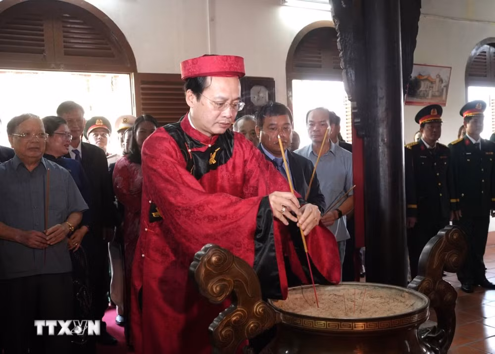 Chủ tịch Ủy ban Nhân dân tỉnh Vĩnh Long Trần Trí Quang dâng hương tưởng nhớ các Vua Hùng. (Ảnh: Lê Thúy Hằng/TTXVN)