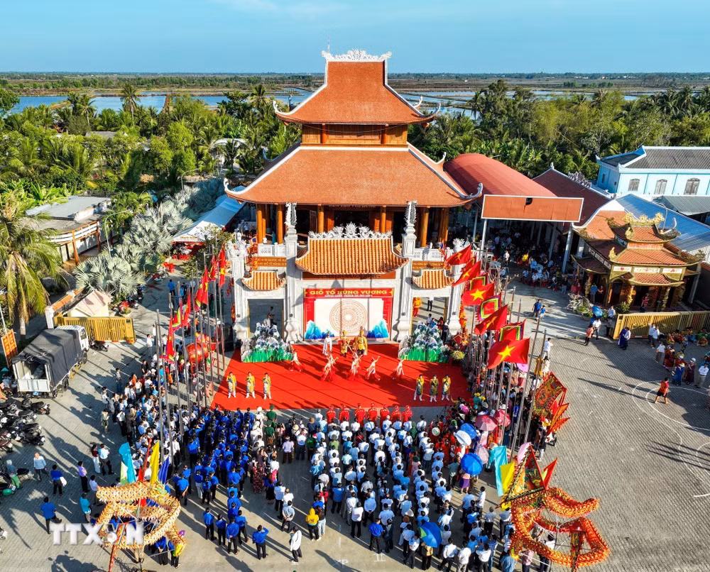 Lễ Giỗ tổ Hùng Vương tại Đền thờ Vua Hùng mang đậm nét văn hóa đặc trưng của người dân vùng đất cực Nam. (Ảnh: Huỳnh Anh/TTXVN)