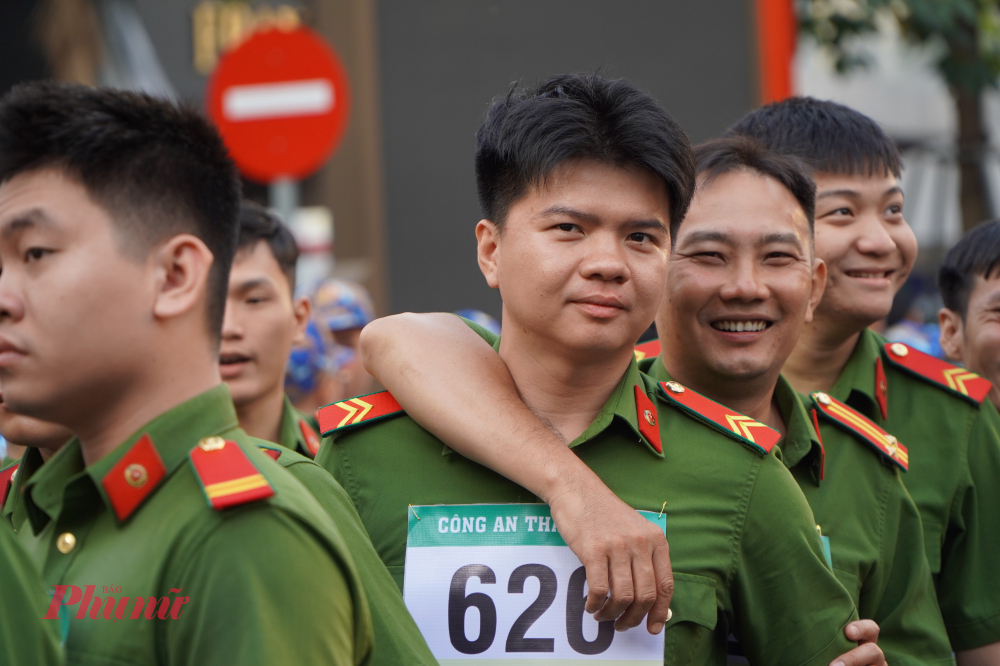 Hai vận động viên thuộc lực lượng Công an TPHCM thể hiện quyết tâm cao độ trước giờ thi đấu.