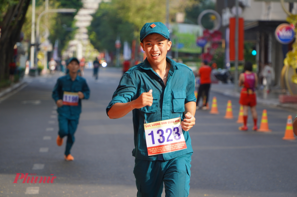 Vận động viên rạng rỡ sau khi hoàn thành phần thi, thể hiện tinh thần thi đấu tích cực.