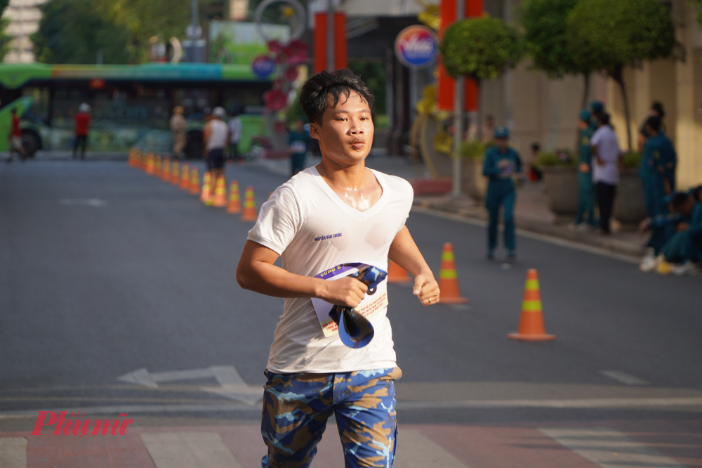 Vận động viên thấm mệt sau quãng đường dài nhưng vẫn nỗ lực hoàn thành phần thi.