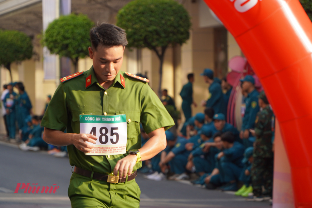 Vận động viên thuộc khối Công an Thành phố trên đường chạy