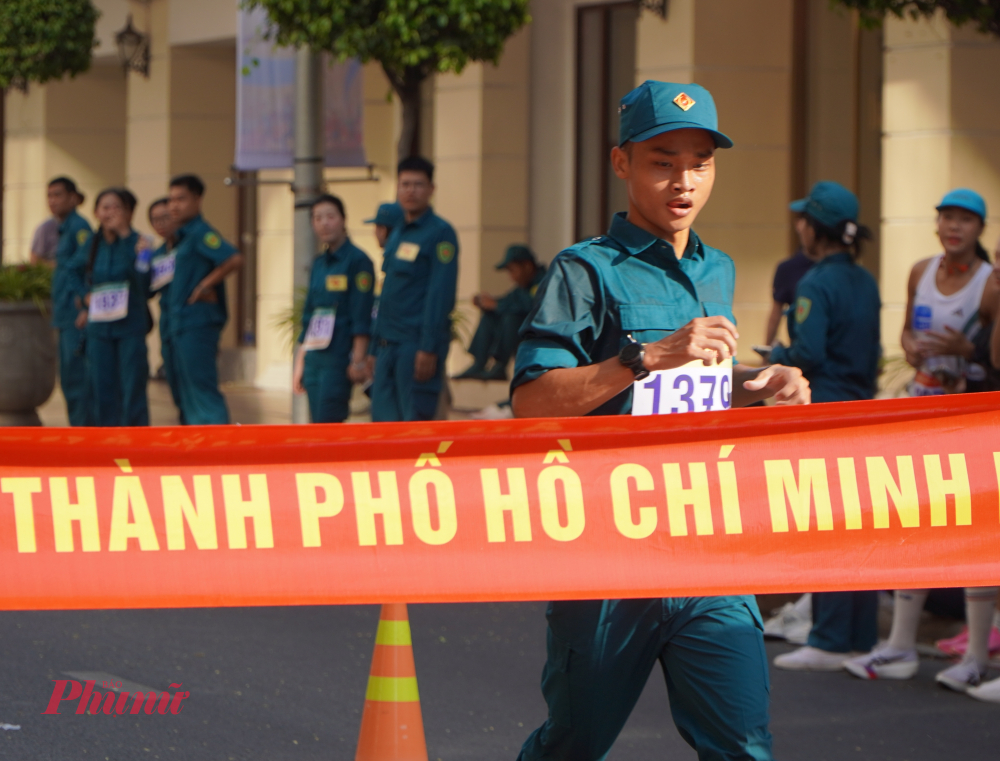 Vận động viên cán đích, khép lại phần thi của mình.