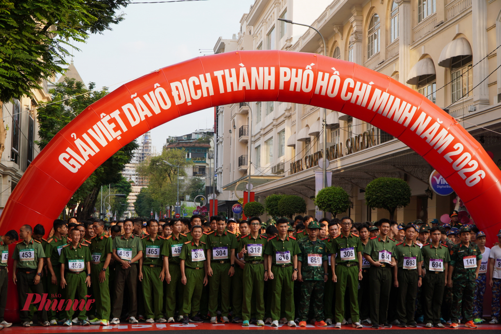 Các vận động viên tập trung tại vạch xuất phát, sẵn sàng cho hành trình chinh phục đường chạy.