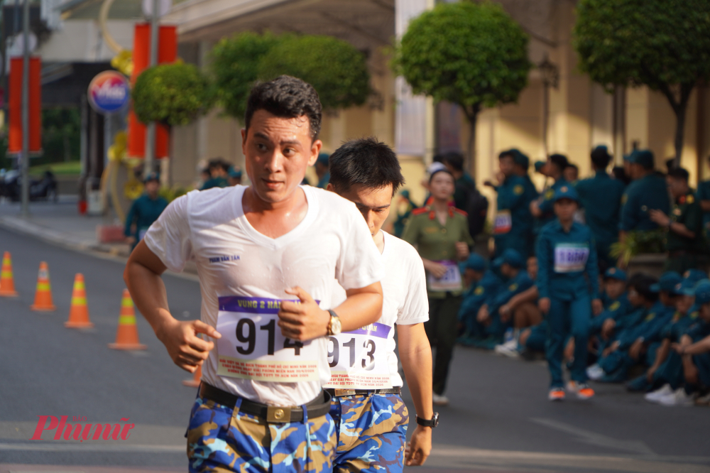 Vận động viên thấm mệt sau chặng đua dài 5km