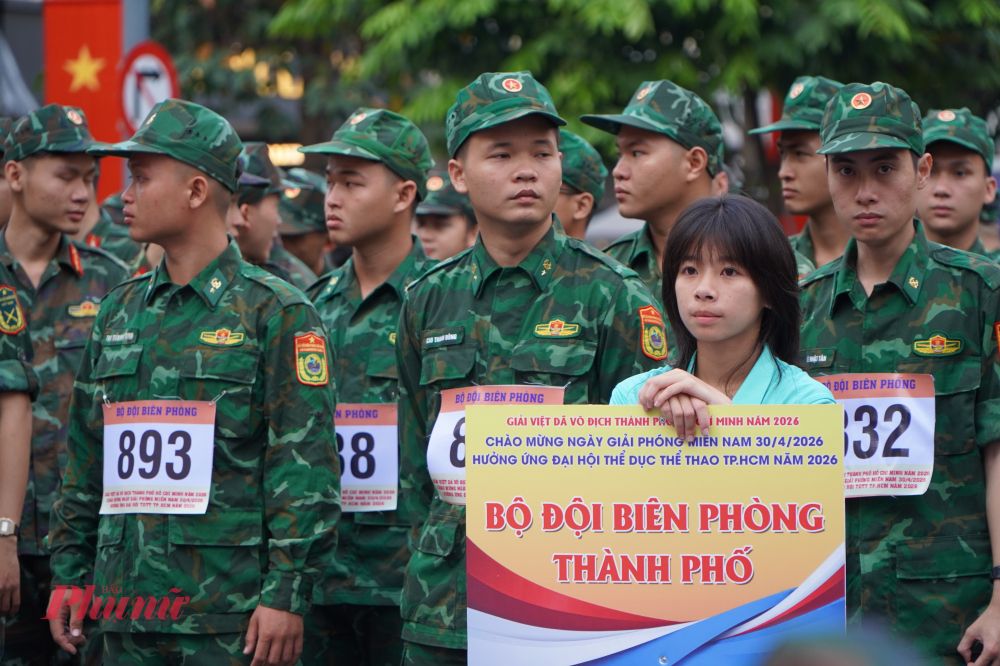 Đoàn vận động viên Bộ đội Biên phòng TPHCM, sẵn sàng bước vào đường chạy.