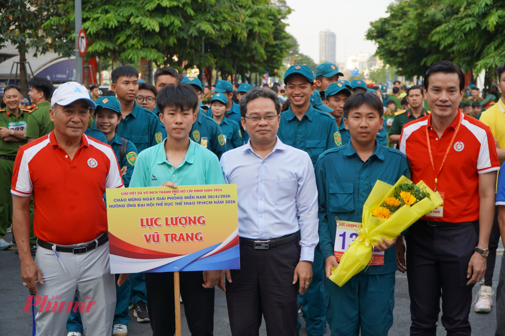 Ban Tổ chức trực tiếp đến từng đoàn vận động viên, tặng hoa và gửi lời động viên, tiếp thêm tinh thần trước giờ xuất phát.