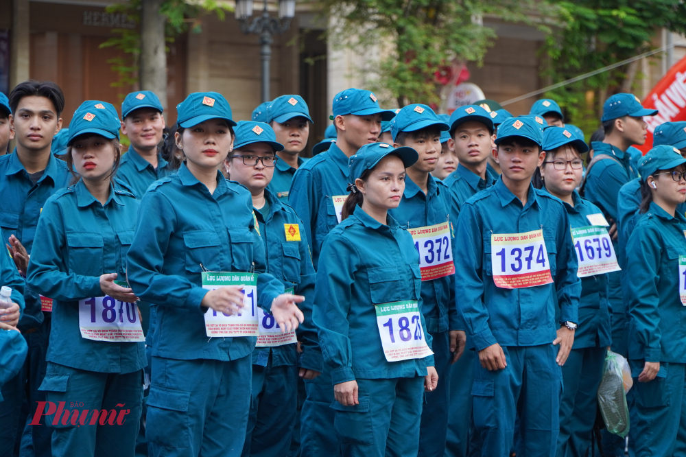 Lực lượng dân quân tự vệ tham gia đông đảo, mang đến tinh thần đoàn kết và ý chí bền bỉ trên từng chặng đua.