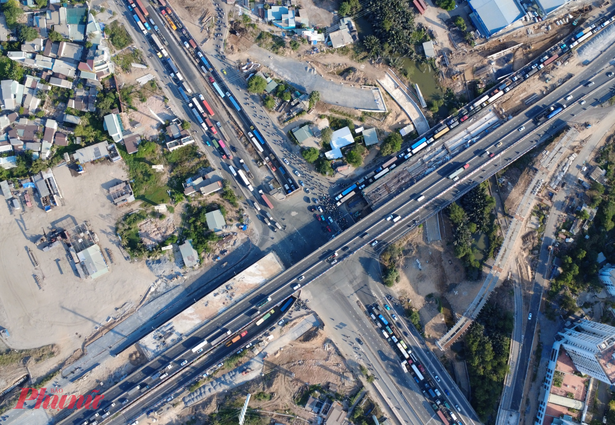 hạng mục cầu vượt rẽ trái từ cảng Cát Lái đi Phú Mỹ - một trong những điểm then chốt của dự đã hoàn thành nhiều trụ quan trọng (từ T5 đến T7, T10 đến T18) và đang tiến hành lắp đặt dầm thép từ T13 đến T18.