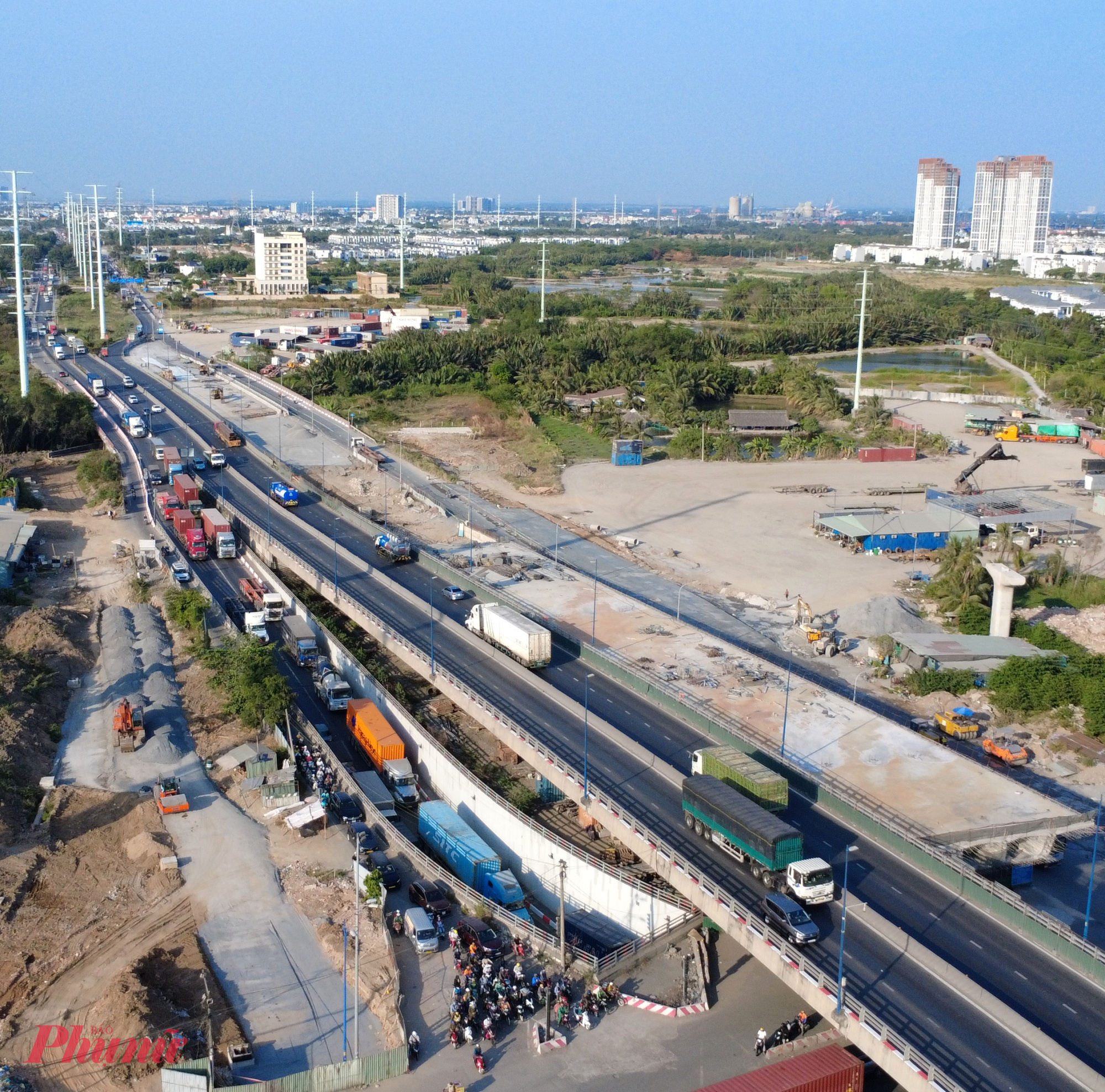 Cầu Kỳ Hà 3 (nhánh phải) đã hoàn thành phần cầu và đang hoàn thiện đường dẫn. Cầu Kỳ Hà 4 đã hoàn thành nhịp từ trụ T2 đến mố M2, hiện thi công các hạng mục còn lại như mố M1, trụ T1 và đường đầu cầu.