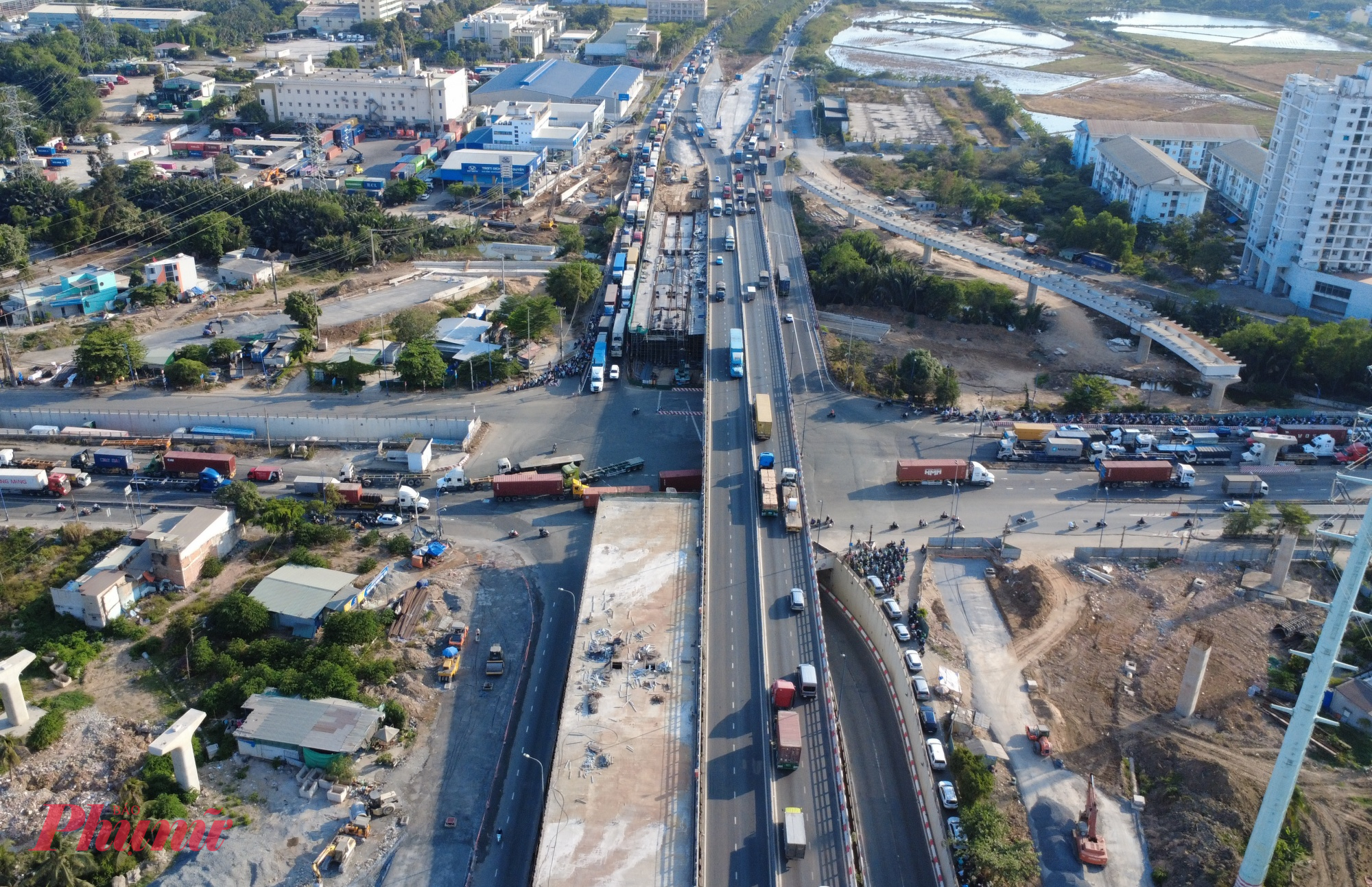 Theo Ban Giao thông, tổng thể, tiến độ toàn dự án hiện đạt khoảng 75%. Tuy nhiên, quá trình triển khai gặp không ít khó khăn, đặc biệt là công tác bồi thường, giải phóng mặt bằng kéo dài hơn dự kiến. Đến nay vẫn còn 6/197 trường hợp chưa bàn giao mặt bằng, ảnh hưởng đến tiến độ chung.