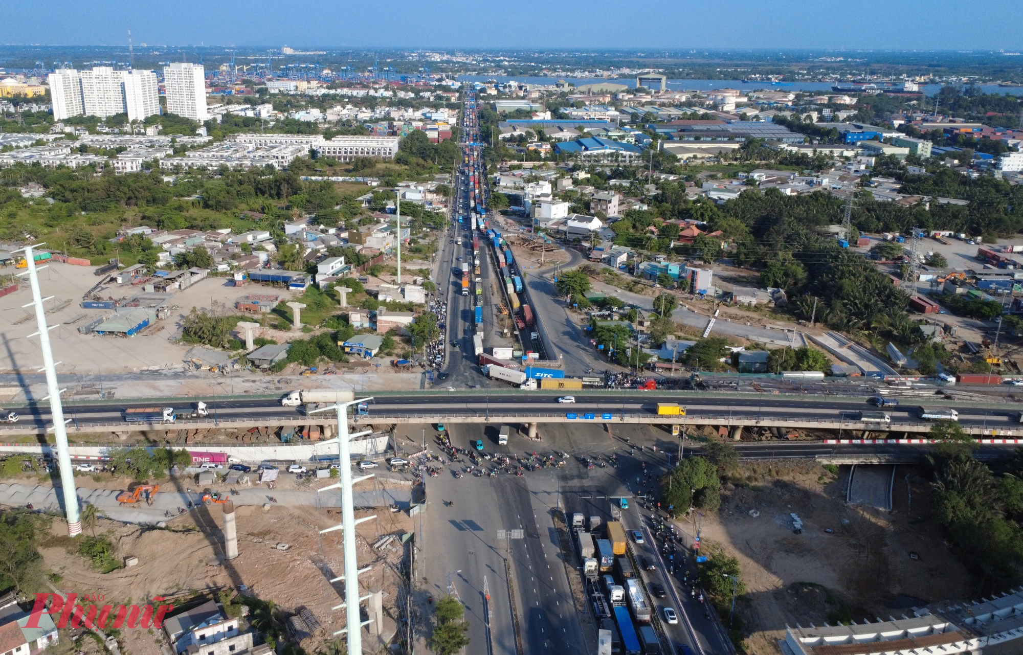 Dự án nút giao thông Mỹ Thủy là một trong những công trình hạ tầng trọng điểm tại cửa ngõ phía Đông TPHCM đang được tăng tốc thi công nhằm sớm hoàn thiện, góp phần giảm ùn tắc và nâng cao năng lực kết nối đến cảng Cát Lái.
