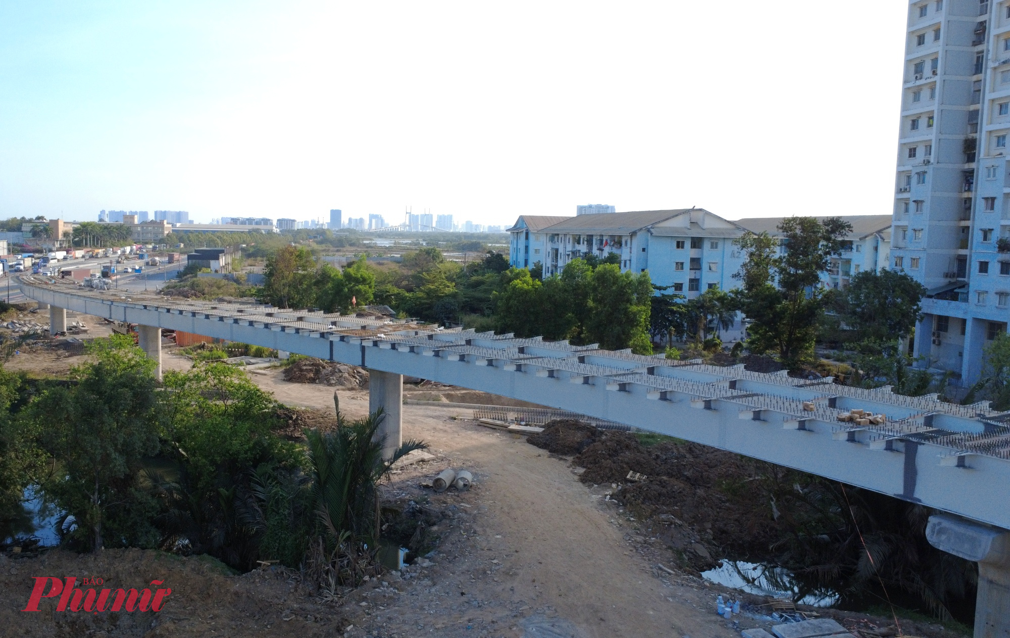 Ở các công trình cầu vượt, tiến độ cũng ghi nhận nhiều chuyển biến. Cầu vượt trên đường Vành đai 2 (nhánh phải) đã hoàn thành kết cấu nhịp từ trụ T4 đến mố M2, đang tiếp tục thi công đoạn còn lại và đường đầu cầu. 