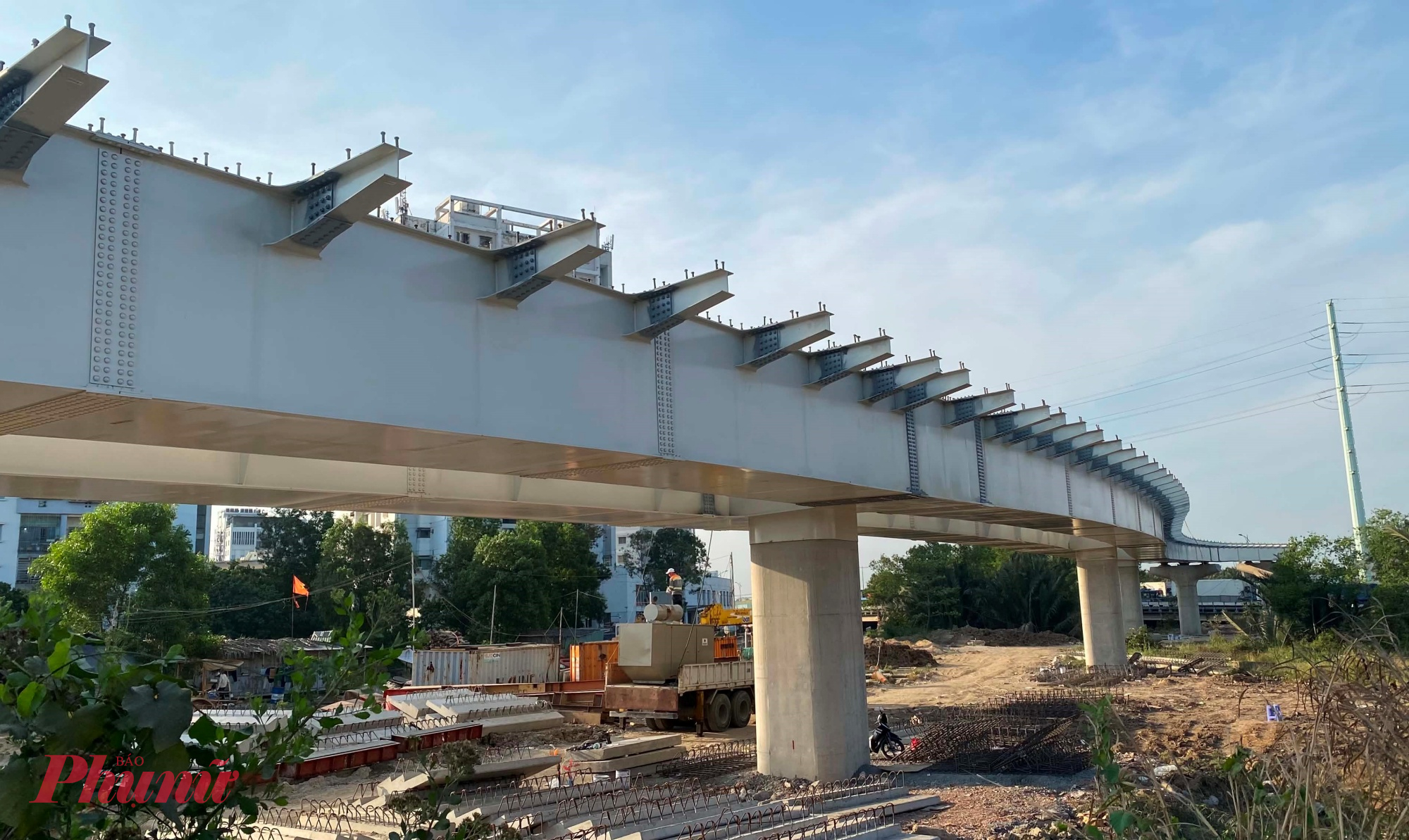 Cầu vượt này được thiết kế dạng cầu thép, trụ bê tông