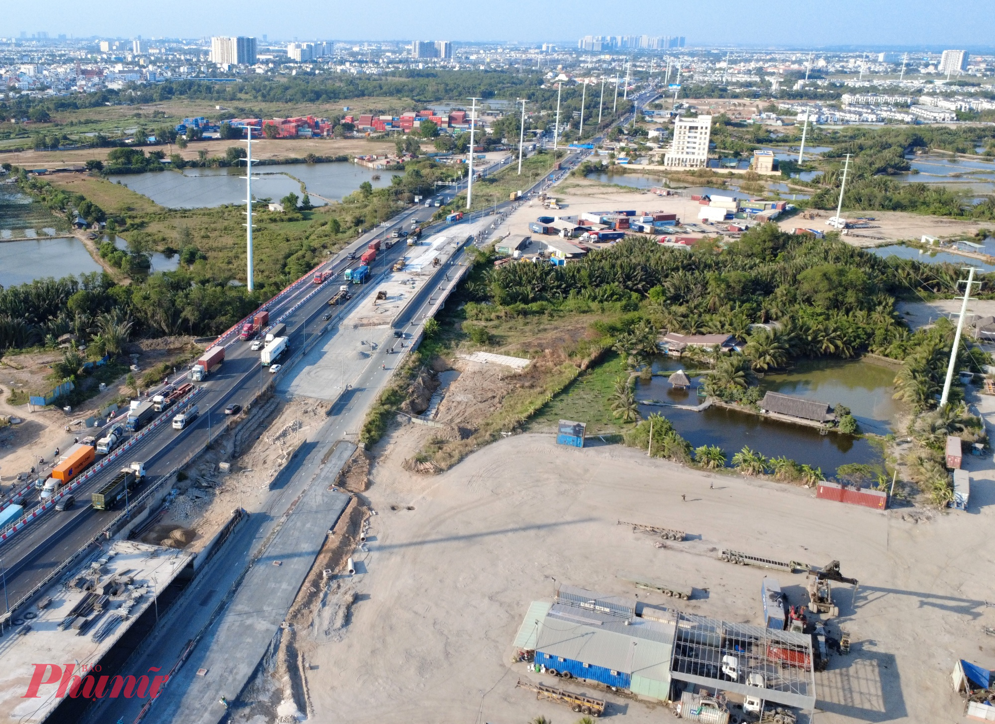 Ban Giao thông cho biết đang phối hợp chặt chẽ với các đơn vị thi công, tư vấn giám sát và các bên liên quan để theo dõi sát tiến độ từng hạng mục. Đồng thời, đơn vị cũng tiếp tục đề xuất UBND TPHCM và các sở ngành hỗ trợ tháo gỡ vướng mắc, tạo điều kiện thuận lợi để dự án sớm hoàn thành.