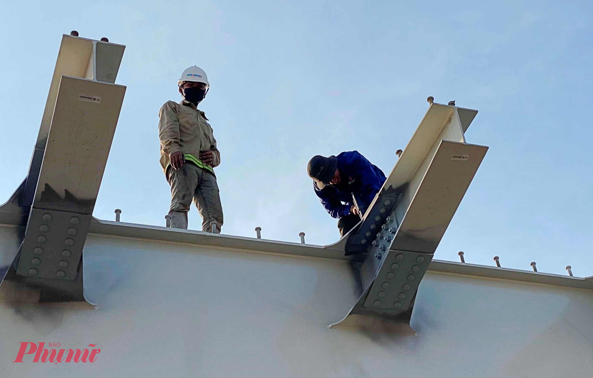 Công nhân đang thi công tại cầu vượt từ đường Đồng Văn Cống rẽ phải đi Võ Chí Công, hướng đi cầu Phú Mỹ.