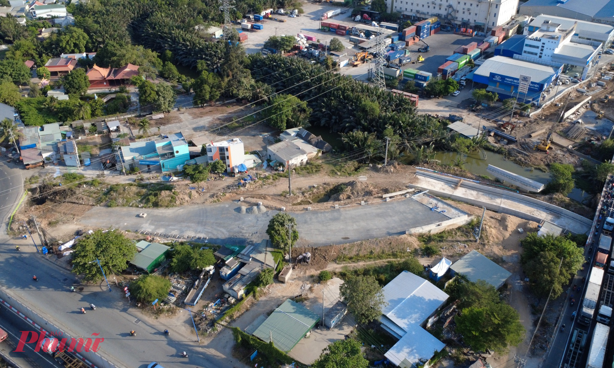 Các nhà thầu đang triển khai thi công hầm chui trên đường Nguyễn Thị Định, đồng thời hoàn thiện hệ thống thoát nước và nền đường các nhánh rẽ.