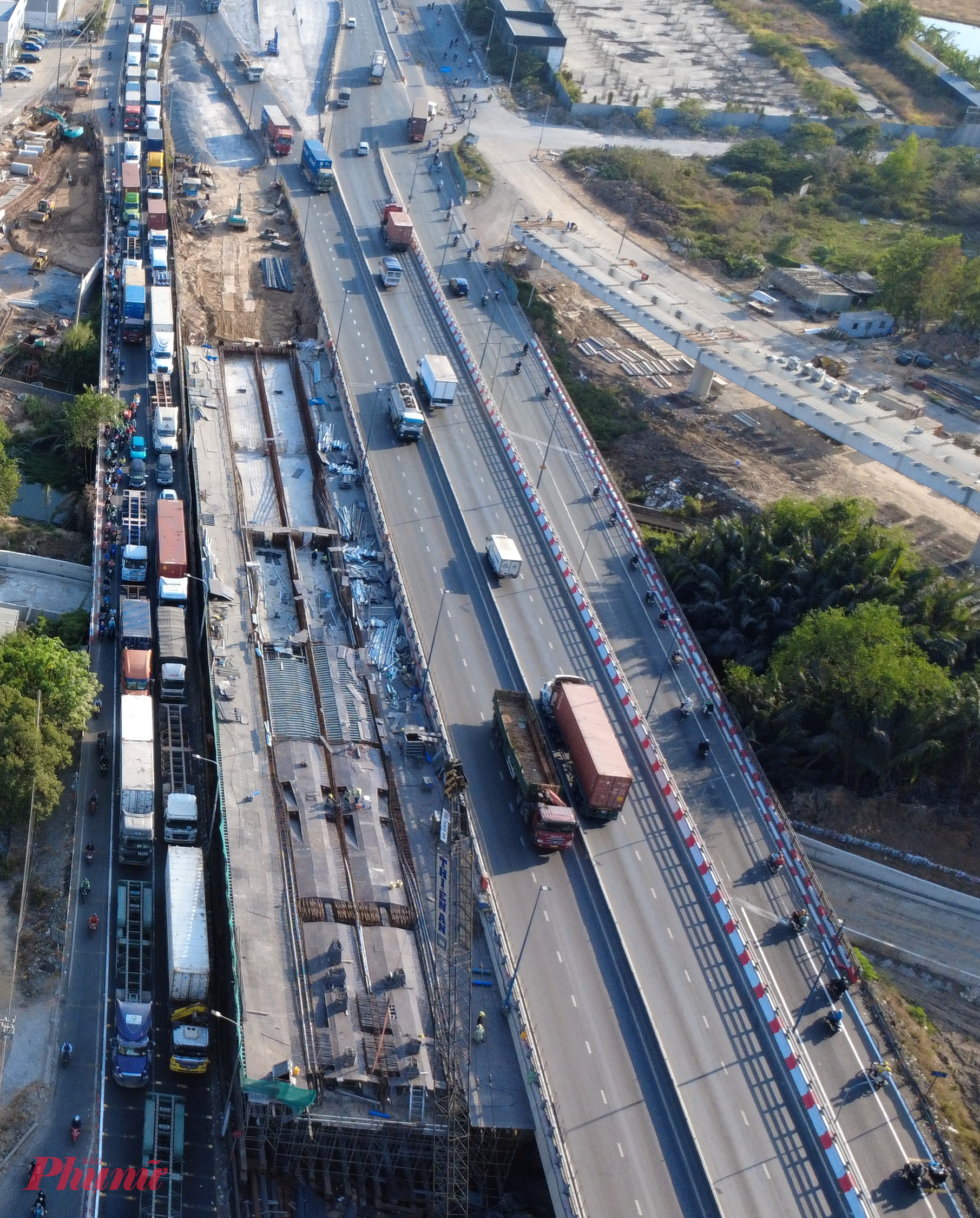 Hiện tại, các đơn vị đang tập trung thi công các hạng mục còn lại. Ở nhánh đường bờ tả rạch Mỹ Thủy, phần đường bê tông cốt thép dưới các dạ cầu đã hoàn thành, bao gồm dạ cầu Mỹ Thủy 3, Kỳ Hà 2, Kỳ Hà 3 và Kỳ Hà 4. 