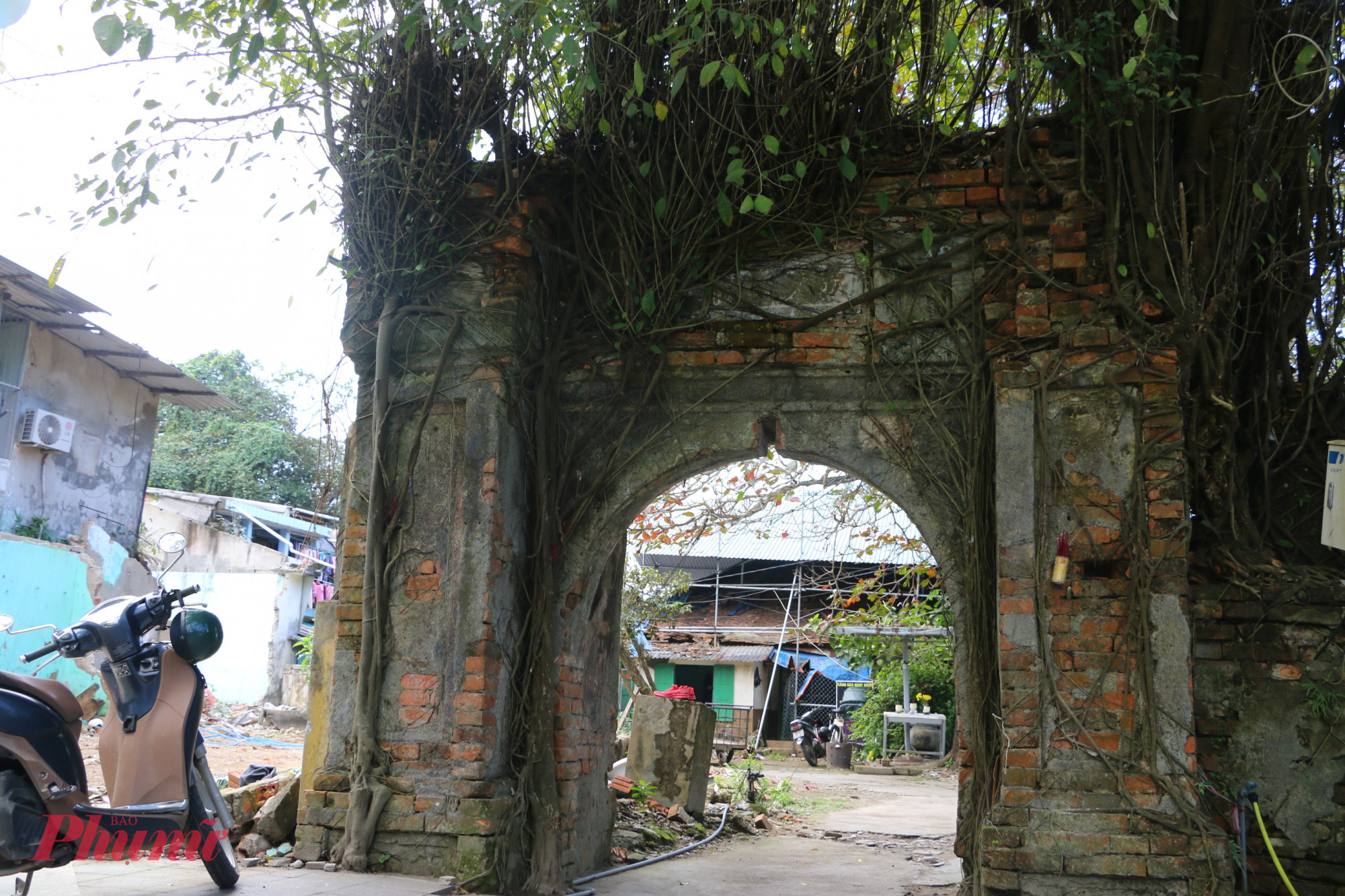 Cổng dẫn vào Khâm Thiên Giám,  di tích từng là trụ sở cơ quan quan sát thiên văn, dự báo thời tiết