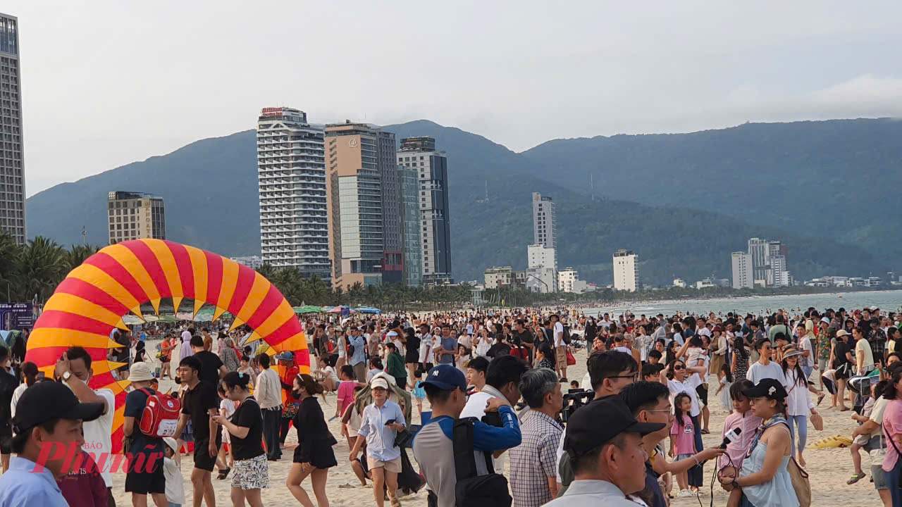 Biển Đà Nẵng đông nghịt người mùa lễ hội