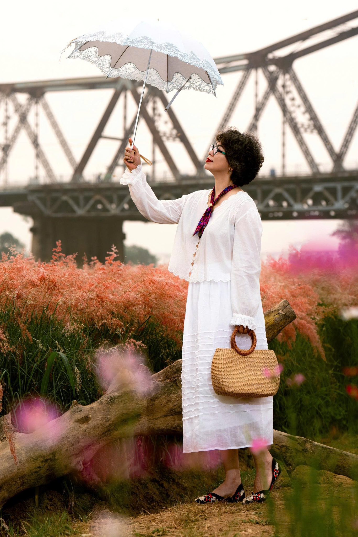 Chị Thu Đỗ trong sắc trắng tinh khôi, trang nhã